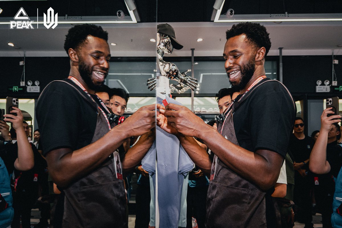 PEAKSPORTINTL's tweet photo. Manager Wiggins is on duty.🫡

#PEAKSPORT #AndrewWiggins #WigginsChinaTour #PEAKBasketball #AW5 #PEAKtaichi https://t.co/bd38UB8pr2