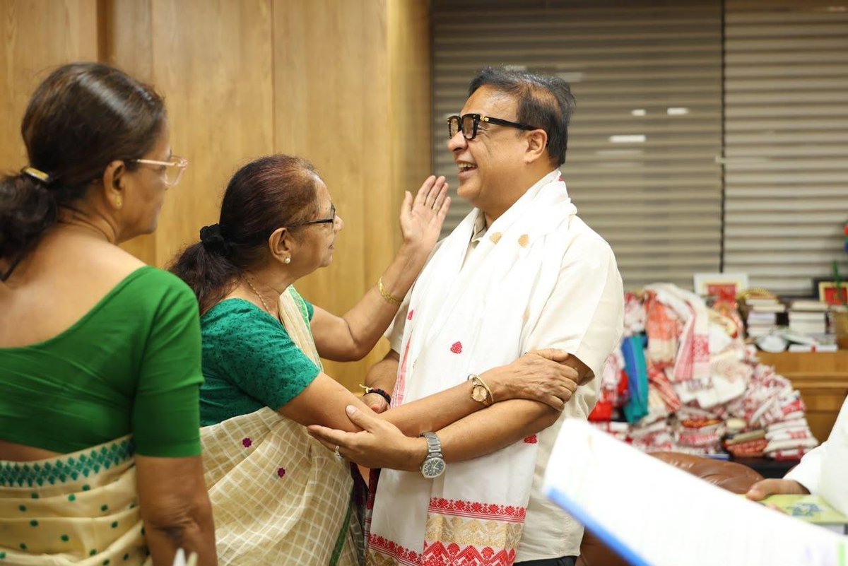 himantabiswa's tweet photo. Receiving such unfiltered love from my mothers is always so special and deeply humbling 🙏🏼 https://t.co/WzpqgeQGJF