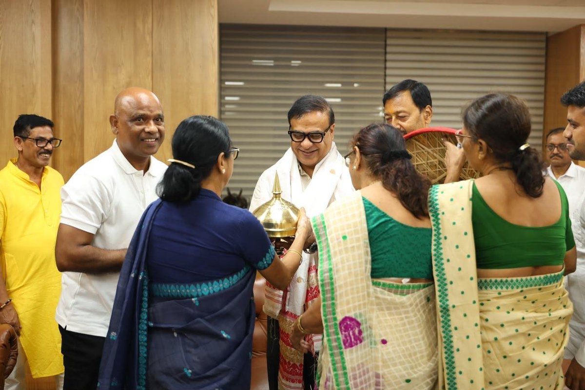 himantabiswa's tweet photo. Receiving such unfiltered love from my mothers is always so special and deeply humbling 🙏🏼 https://t.co/WzpqgeQGJF