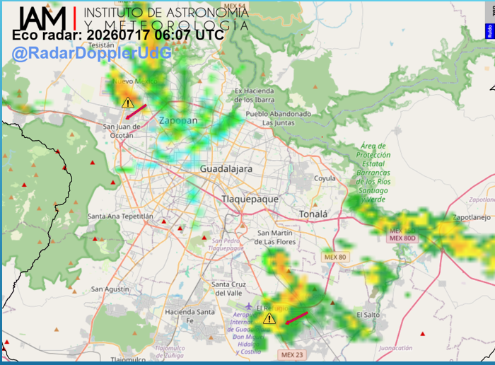 RadarDopplerUdG's tweet photo. Persiste #lluvia de fuerte intensidad acompañada de descargas eléctricas y posible granizo hacia #RealCenter, #SantaMargarita, #Lomasdelverde con dirección al #Aeropuerto y por #LomasdeLaSoledad en #Zapotlanejo. https://t.co/PQcvwFC3Me