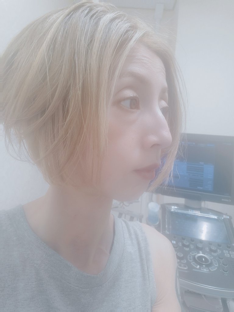 azazel_wa_yuki's tweet photo. また採血と超音波検査
ヌルヌル付けられるからそれ用の脱ぎ着しやすい上着で検査室にきたよ
がんセンターでも診察は入院患者も外来待合で待機…

あ　外出許可GETの時に久しぶりにショートのハイカラーにしたです
#Cancer #Fighter #family #love #ショートヘア #Around50 https://t.co/ydZqJLOacM