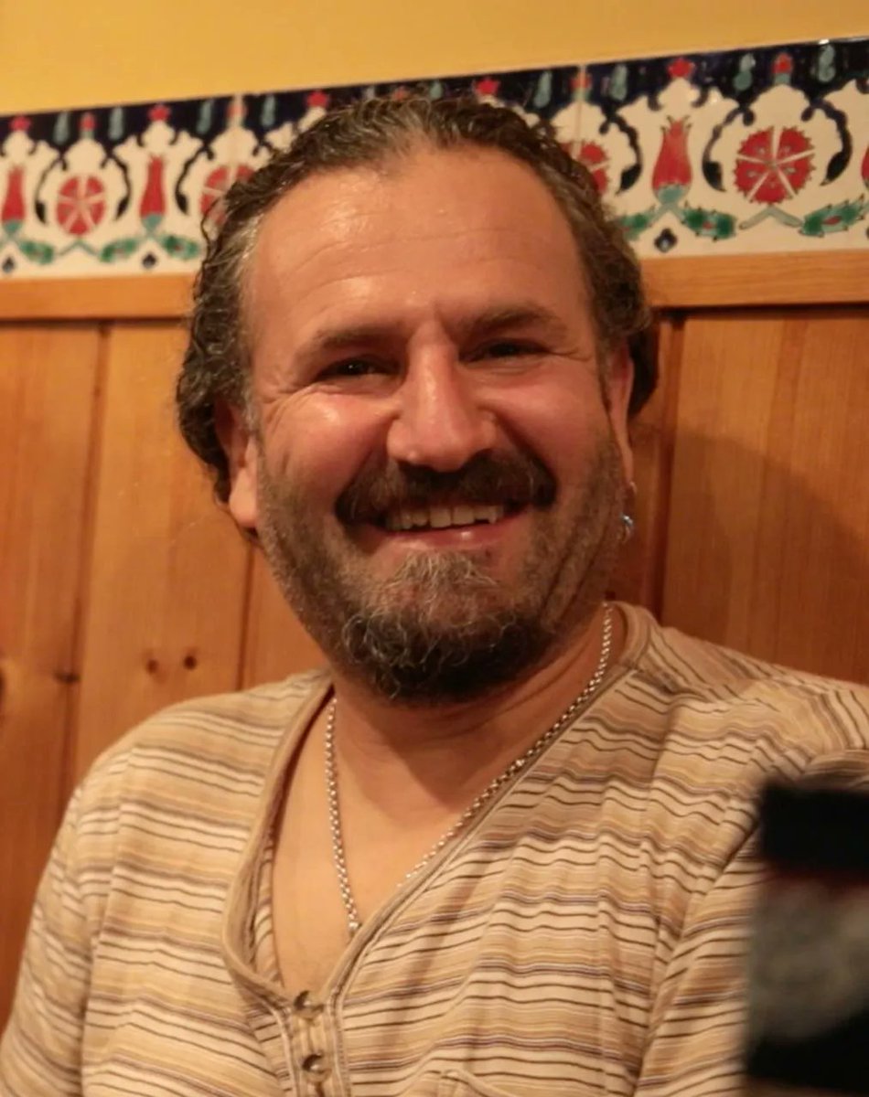 mehmetstatli's tweet photo. Murat Çiçek'in cenazesi, bir telefonla kendini Japonya'da karakollarda, morglarda ve avukat ofislerinde bulan kardeşi Gül Çiçek'in refakatinde Türkiye'ye ulaştı. 

Yurda giriş işlemleri az önce tamamlanan cenazeyle ilgili adli mercilere gerekli bilgilendirmeler yapılmaya devam ediyor. 

Tüm temaslar sona erdikten sonra, defnin yeri, zamanı ve planlanan taziye ile ilgili açıklama bugün gün içinde yapılacak.

Çiçek ailesi Japonya'da devam eden adli ve tıbbi sürece dair yeni bir açıklama yapmadan önce, 16 gün önce ve ansızın kaybettikleri sevgili evlatlarını toprağa vermek istiyor. Adalet arayışında yeni bir aşamaya geçmeden önce ailenin önceliği cenazenin defnedilmesi.

Çiçek ailesi bu zorlu süreçte kendilerine Japonya'da destek olan herkese ayrı ayrı teşekkürlerini iletti. 

Aile sosyal medya aracılığı ile dünyanın dört bir yanından üzüntülerini paylaşan ve taziyelerini ileten herkese teşekkürlerini sunuyor.
