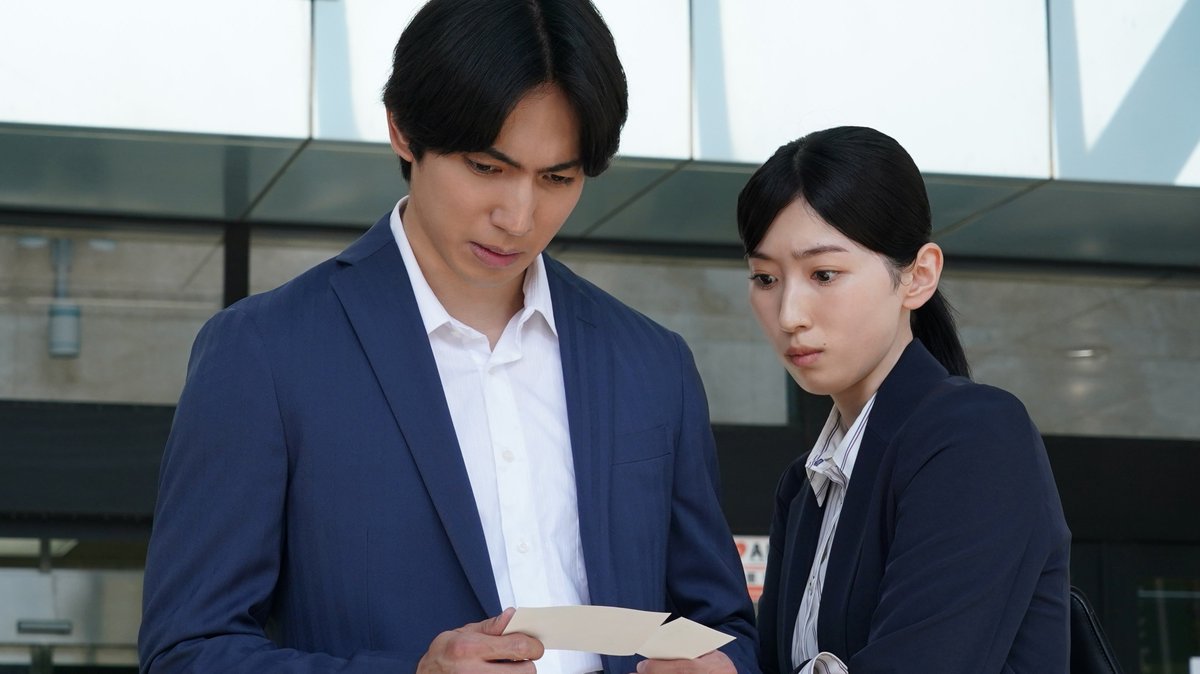 ytvdrama's tweet photo. 木曜ドラマ
『#親愛なる夫へ ～完璧な妻の嘘～』

.𖥔݁˖ #TVer 見逃し配信中 .𖥔݁˖

狂愛妻の罠にはまり、
優一は殺人事件の容疑者に💥
さらに、警察が見つけたものとは——！？

#田中麗奈 #古川雄大
#前田公輝 #尾崎匠海（#INI）
#有澤樟太郎 #日比美思
毎週木曜よる𝟏𝟏:𝟓𝟗
@shinainaru_ytv