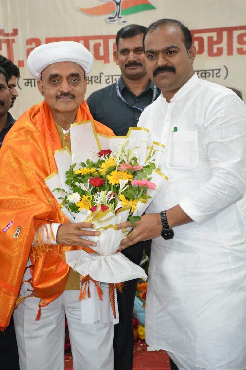 AutadeVijay1's tweet photo. माजी केंद्रीय मंत्री तथा खासदार आदरणीय डॉ. भागवत कराड साहेब यांची सदिच्छा भेट घेऊन त्यांना वाढदिवसानिमित्त मनःपूर्वक शुभेच्छा दिल्या.

यावेळी त्यांच्या उत्तम आरोग्य, दीर्घायुष्य आणि निरंतर जनसेवेसाठी ईश्वरचरणी प्रार्थना केली.

#vijayautade #birthdaywish https://t.co/phtgkgULAK