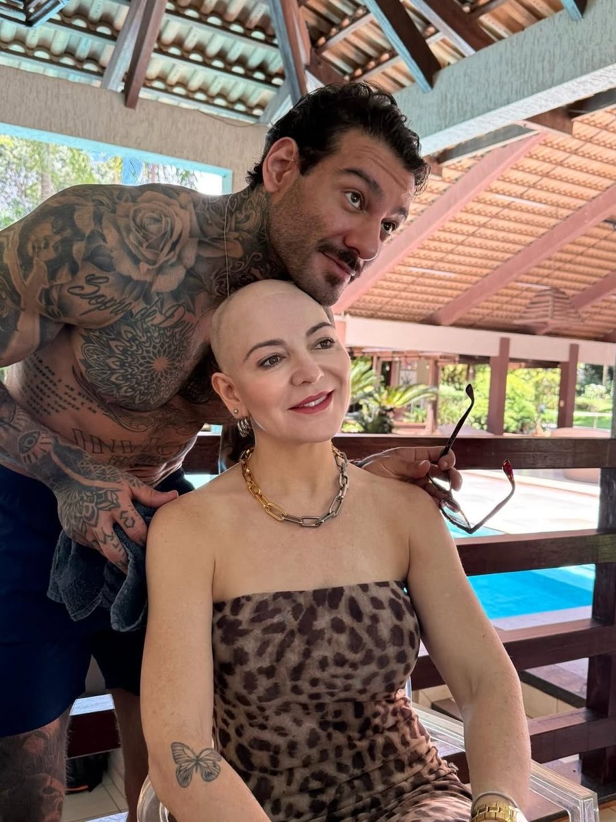 AcervoCharts's tweet photo. Mãe de Lucas Lucco raspa o cabelo após diagnóstico de alopecia e recebe apoio do filho. https://t.co/buQvXoM06J