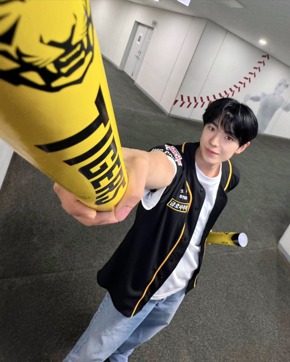 tokuuuS2's tweet photo. 핸즈업 때만 해도 ㄹㅇ 걸리면 안 될 것 같았는데
점점 부힛거리더니 윳냥이 됨 https://t.co/h86863qrFF