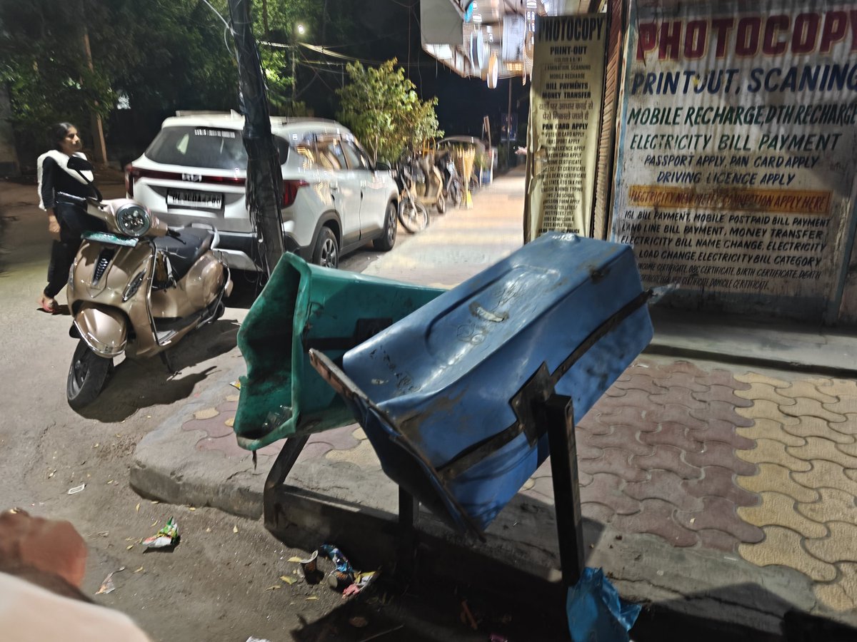 smumar1970's tweet photo. @LtGovDelhi @CMODelhi @PMOIndia @SarikaSamar my humble request to concern to please change these dustbins at Nizamuddin West, so we can make our colony clean, green, zero waste &amp; dust free. @MCD_Delhi @SDMC_Official https://t.co/XMiJIZ0Dpq