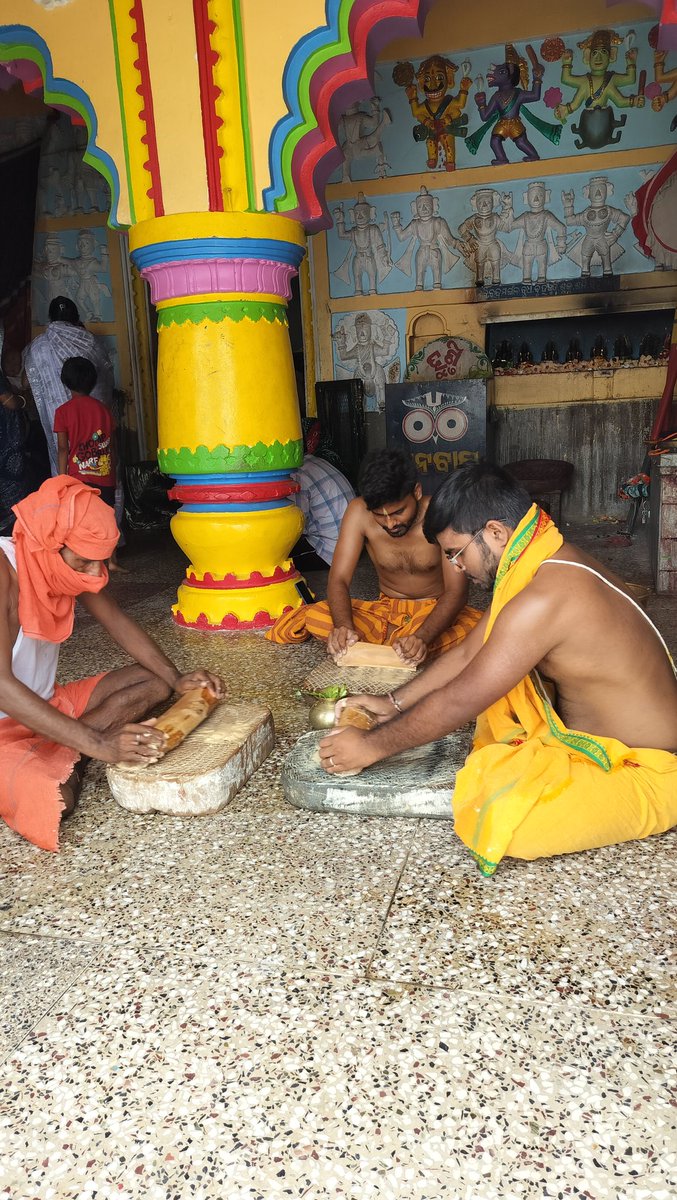 KJagadeb's tweet photo. ମୁହାପ୍ରଭୁଙ୍କ ଚନ୍ଦନ ଲାଗି ସେବା 🙏 
#ତୃତୀୟଶ୍ରୀକ୍ଷେତ୍ର
#ନୀଳଗିରି
ଜୟ ଜଗନ୍ନାଥ 🙏 https://t.co/wTF8KHJRYF