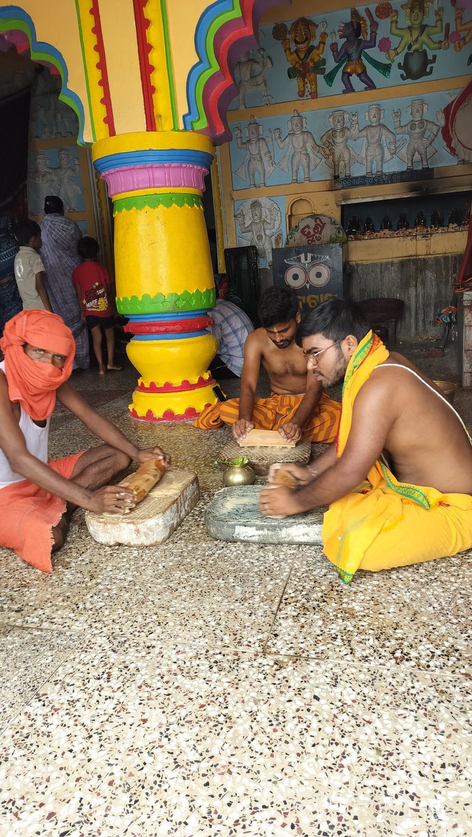 KJagadeb's tweet photo. ମୁହାପ୍ରଭୁଙ୍କ ଚନ୍ଦନ ଲାଗି ସେବା 🙏 
#ତୃତୀୟଶ୍ରୀକ୍ଷେତ୍ର
#ନୀଳଗିରି
ଜୟ ଜଗନ୍ନାଥ 🙏 https://t.co/wTF8KHJRYF