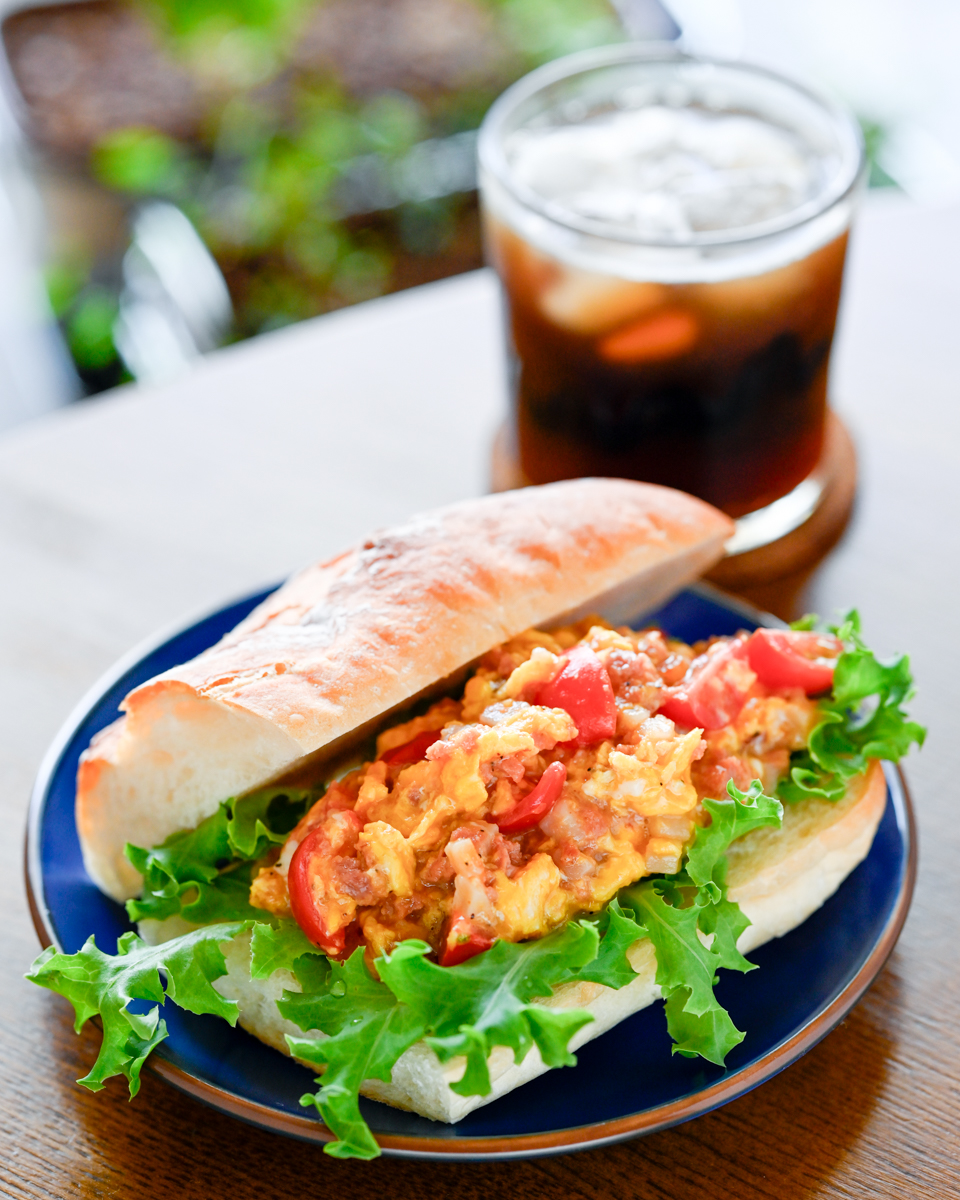 tessue1's tweet photo. ハッシュドコンビーフとトマトのスクランブルエッグ
バゲットサンド

沖縄だとコンビーフより
ハッシュドコンビーフ（コンビーフとポテト）
の方がメジャーだったりする😅
下にチーズを埋めてあるんで
ボリュームあり😋

#おうちごはん #あさごはん #沖縄 https://t.co/1yjeHD0PC0