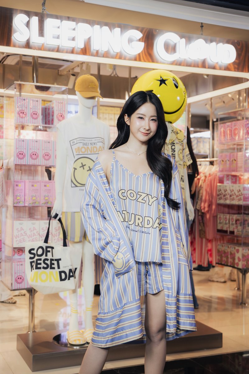 otpcnews's tweet photo. "โยโกะ อาภัสรา" - "วิว เบญญาภา" ร่วมเปิดตัวนวัตกรรม Lyocools™ CoolMode Fabric Technology ในงาน "The New Era of Sleepwear" ภายใต้แนวคิด "Beyond Sleepwear. Into Sleep Care."
YOKO AT SLEEPING CLOUD SIAM CENTER
VIEW AT SLEEPING CLOUD SIAM CENTER
#yokoapasra #viewbenyapa
#YokoxSleepingcloudSiamCenter
#ViewxSleepingcloudSiamCenter
#SleepingcloudTH
#SleepUpgrade
#CloudFriends
อ่านข่าวเพิ่มเติมได้ที่ https://t.co/1mgXgC7cJz
