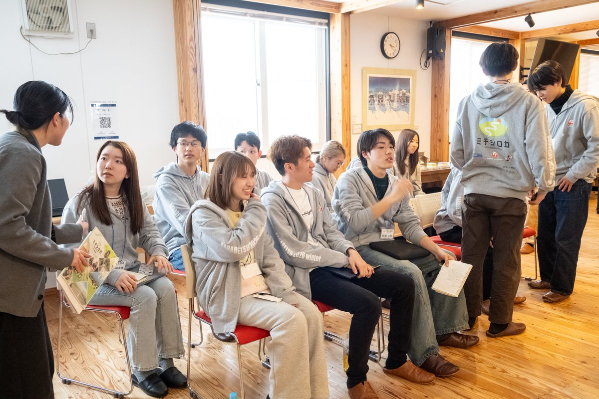 michishiloca's tweet photo. 【フィールドワーク in更別村 2026年冬】DAY6
無事に6チームの成果報告発表が終わりました！！更別村役場の八木さんの総評の様子と、次のワークショップが始まるまでの時間に少しほっとしているみんなの表情です。取材をさせていただいた村の方も聞きに来てくださり一緒に写真を撮りました✨✨ https://t.co/4CoAvEV5VA