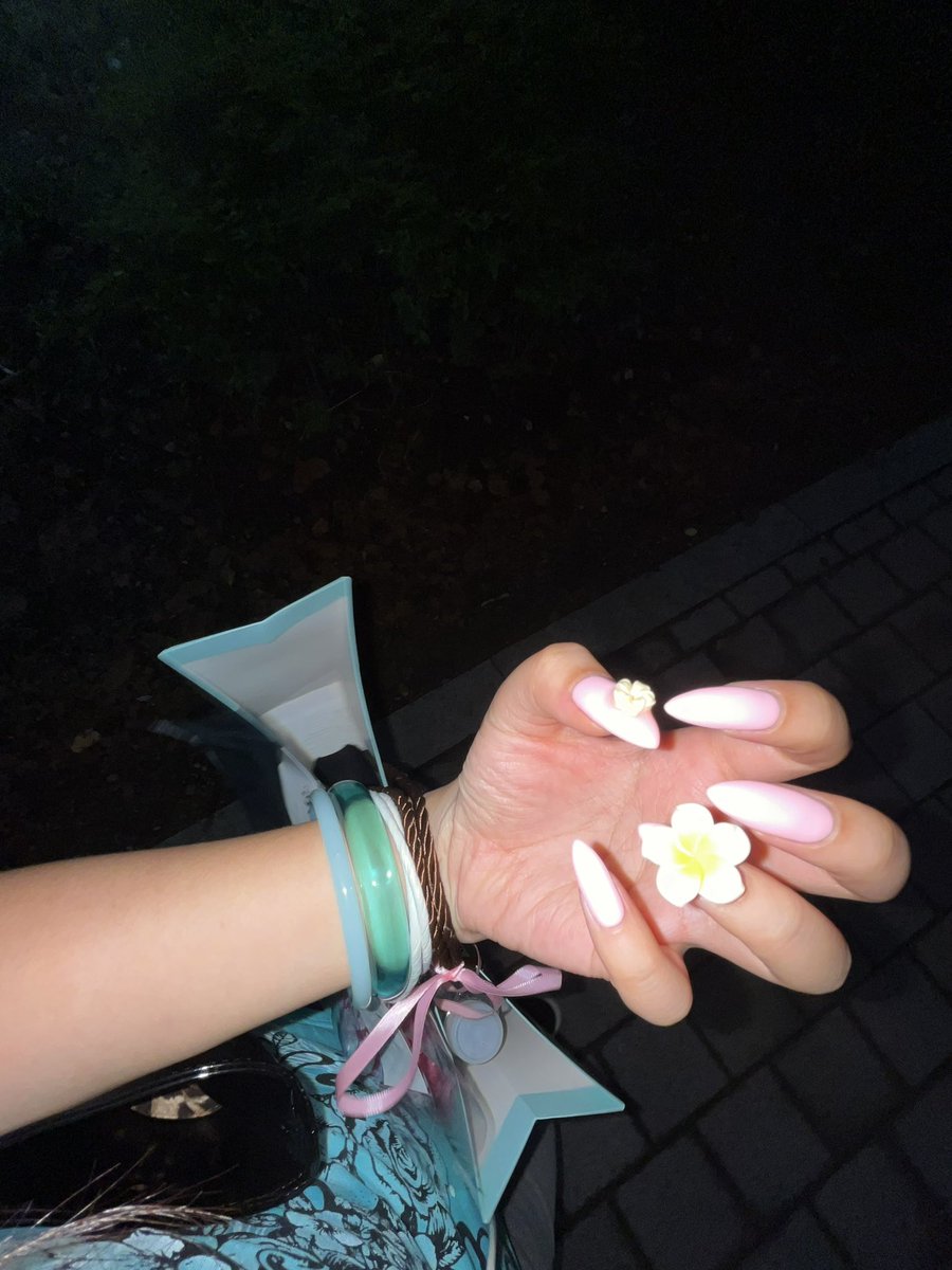 renkoppi's tweet photo. i ♡ my summer nails… 💅🏽🌺 https://t.co/yATaZ0ZFfh