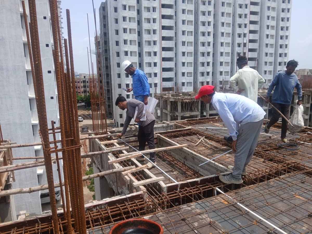vmc_affordable's tweet photo. પ્રધાનમંત્રી આવાસ યોજના અંતર્ગત બ્લોક ૨ માં ચોથા માળના સ્લેબના સ્ટીલ ચેકીંગ ની કામગીરી પ્રગતિમાં છે. https://t.co/2IbN5lbLb1