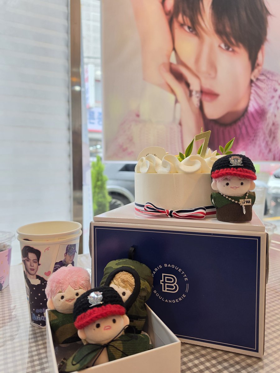 WDanik1210's tweet photo. 플로디 준회원님이 가져다주신 솔로데뷔 7주년 축하 케이크 🎂 감사합니다🤗🩷
#북카페휴노
#MISSION_CODE_725
#다니엘_7주년_축하작전_개시
#강다니엘 #KANGDANIEL https://t.co/lUYmkvCr2B