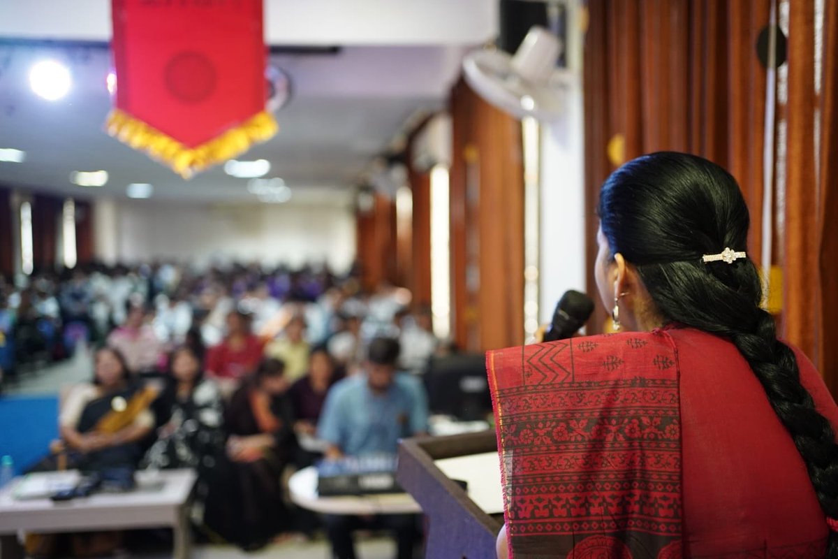 mpbalaayog's tweet photo. INFOSPARK 2K26 में मुख्य अतिथि के रूप में माननीय अध्यक्ष डॉ. निवेदिता शर्मा, मध्य प्रदेश बाल अधिकार संरक्षण आयोग ने प्रतिभागी विद्यार्थियों को संबोधित करते हुए कृत्रिम बुद्धिमत्ता (AI) के नैतिक, सुरक्षित एवं जिम्मेदार उपयोग का संदेश दिया। https://t.co/AjfxeDbIZv