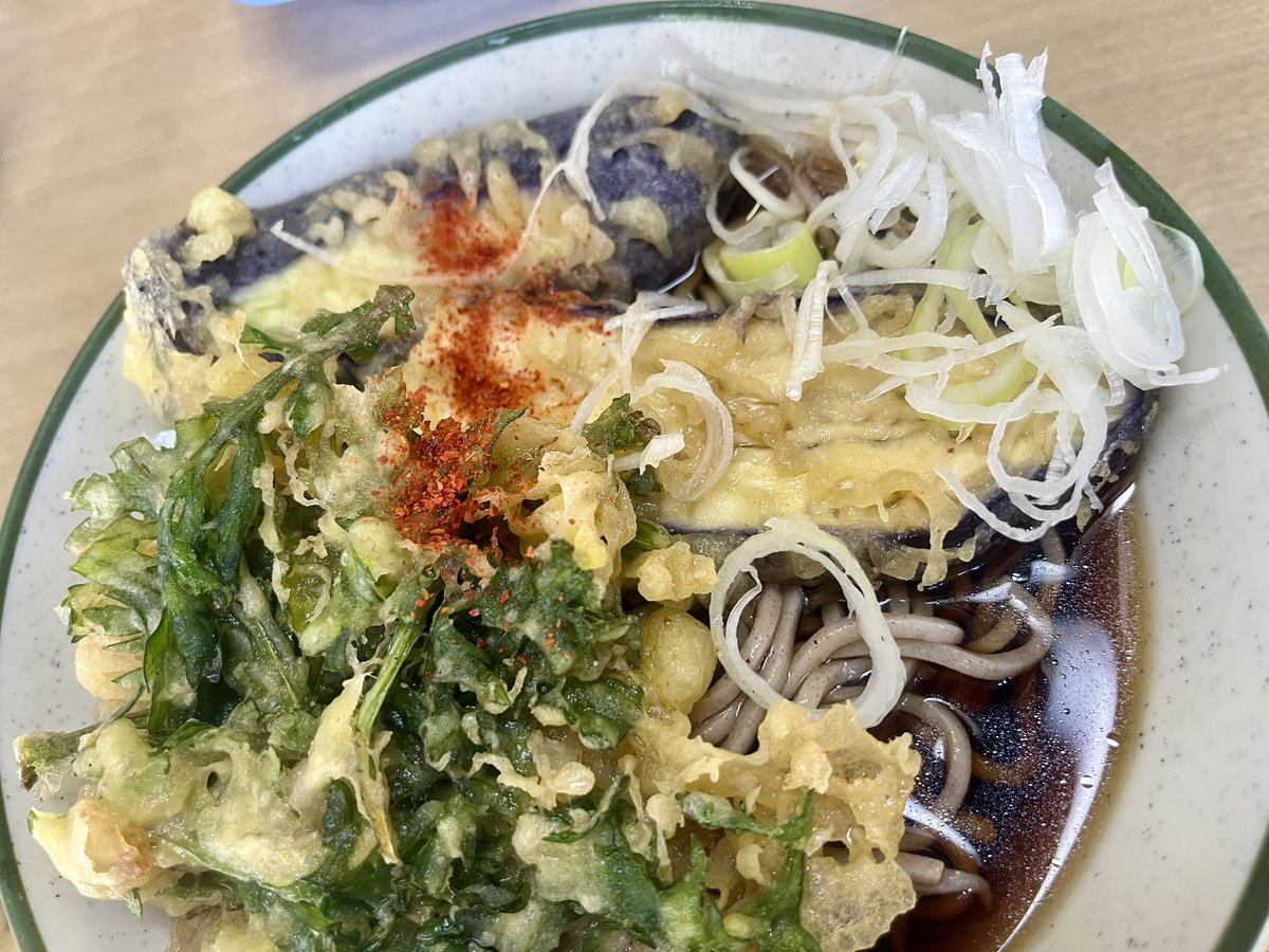 unicorns_kaa's tweet photo. 蒸し暑い日が続きますなあ。
左衛門橋たもとの青い看板フジタで冷し春菊天茄子天そば。今年の左衛門橋冷汁は、ドンピシャ自分の好みだ。また食べよう。
ナスと春菊というひと昔前だと季節が違う組み合わせが楽しい。
#立ち食いそば #路麺 https://t.co/JRhFWYPwBh