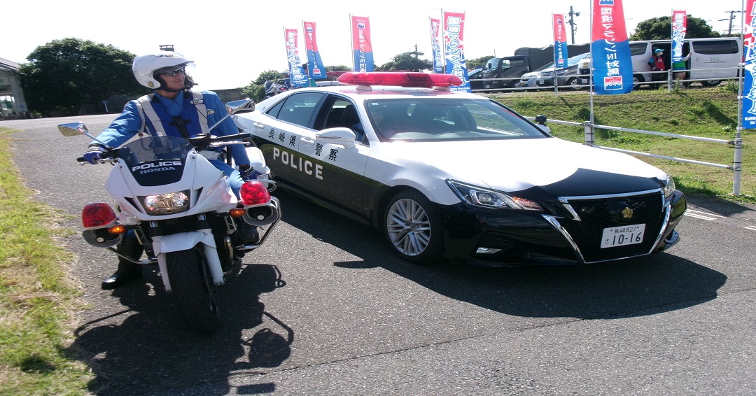 NPP_kikaku's tweet photo. 対馬北警察署で行われた白バイ乗車見学体験に地域の子供たちが来てくれました。白バイ走行かっこよかったですね！
　
　#対馬北警察署　#交通安全　#白バイ https://t.co/J5UtwZ9naS