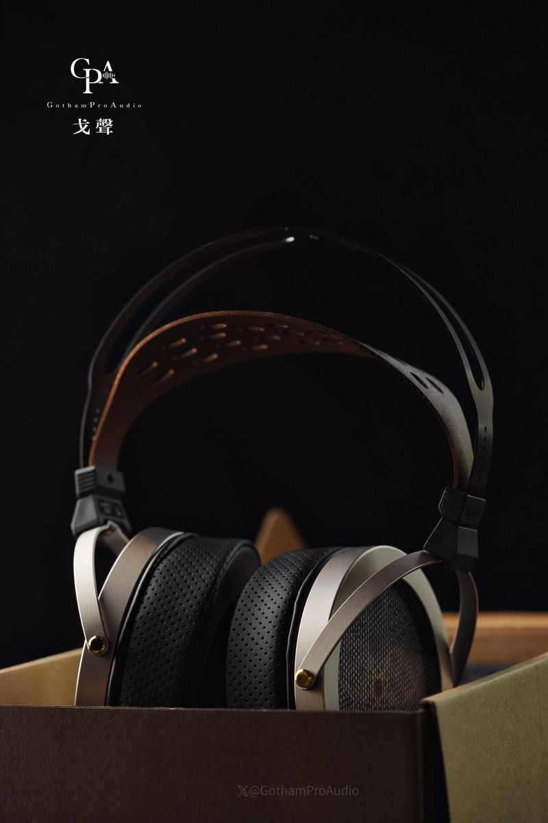 GothamProAudio's tweet photo. 「静電型（コンデンサー型）ヘッドホン」と聞けば、多くのオーディオファンが真っ先に日本の名門「STAX（スタックス）」を思い浮かべるでしょう。それは、すべてのリスナーにとって一度は手に入れたい憧れの存在です。

⚡ 静電型ならではの圧倒的アドバンテージ
静電型イヤホン・ヘッドホンは、その特殊な発音原理と緻密な構造により、一般的なダイナミック型やBA型を遥かに凌駕する「圧倒的な解像度」と「極限の分離感」を誇ります。しかしその反面、専用アンプ（ドライバーユニット）が必要なことや、システム全体の価格が非常に高額であることが、導入の大きな壁となっていました。

🌅 その常識を打ち破る、中国発の新星『虹曙（Hongshu / こうしょ）』登場！
なんと、【静電型ヘッドホン＋専用アンプ】のシステム一式で「4,000元（約8〜9万円）クラス」**という、これまでの常識を覆す驚異的なエントリー価格を実現！静電型オーディオの敷居を劇的に引き下げました。

🎈 『虹曙』がもたらす革新的な特徴：
1️⃣ これぞ静電型という極上のサウンド：静電型ならではの極めて軽量な振動板によるハイスピードな立ち上がりと、繊細で透明感に満ちた超高解像度サウンドをそのまま継承。
2️⃣ オールインワン設計：専用アンプが最初からパッケージに含まれているため、ユーザーが追加で高価な専用アンプを買い足す必要は一切ありません。届いたその日から、すぐに至高の静電型サウンドを楽しめます。

これまで「高嶺の花」だった憧れの静電型システムが、ついに現実的な選択肢に。オーディオ史に新たな1ページを刻む『虹曙』の衝撃を、ぜひその耳で。
#虹曙 #静電型ヘッドホン #ポタオデ #STAX #HiFiオーディオ #新製品 #中華イヤホン