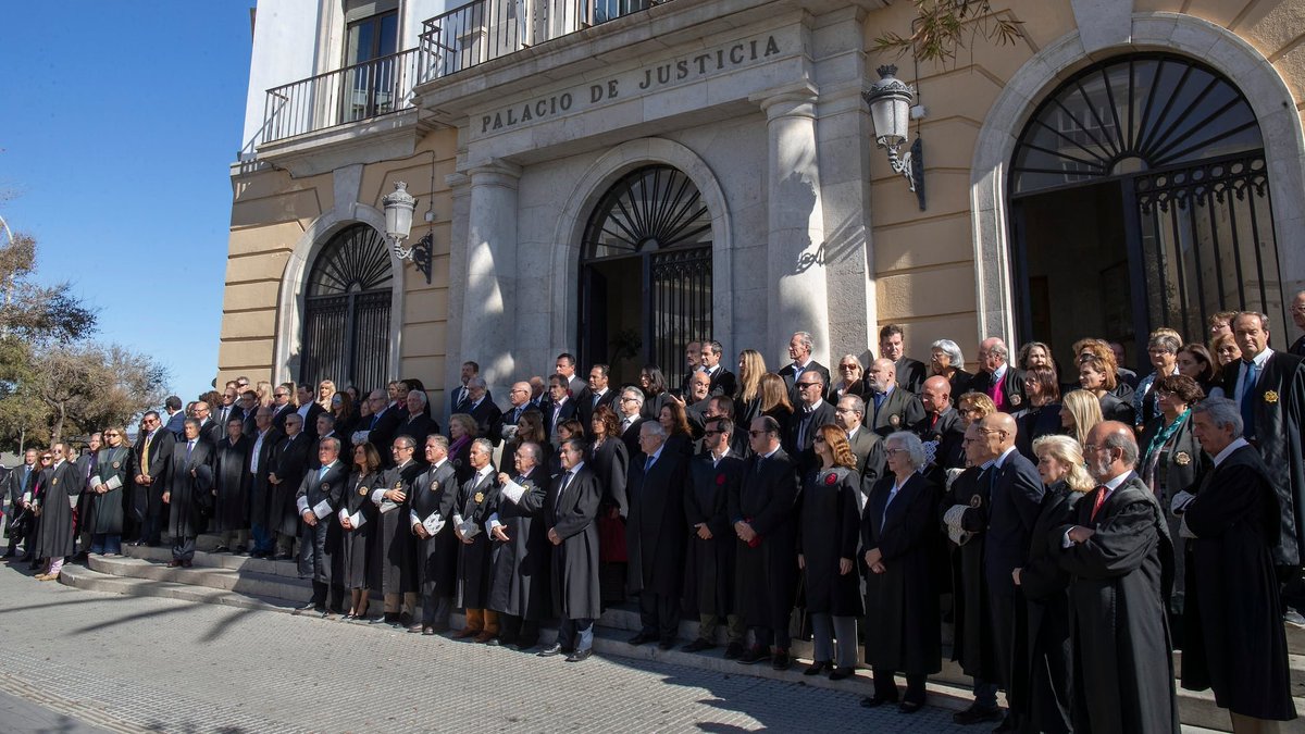 filicoton's tweet photo. @TaniaCrespo3 Fachitogas, el corporativismo judicial al servicio de los intereses de una minoría privilegiada. Asco infinito https://t.co/8AjsTQMneC