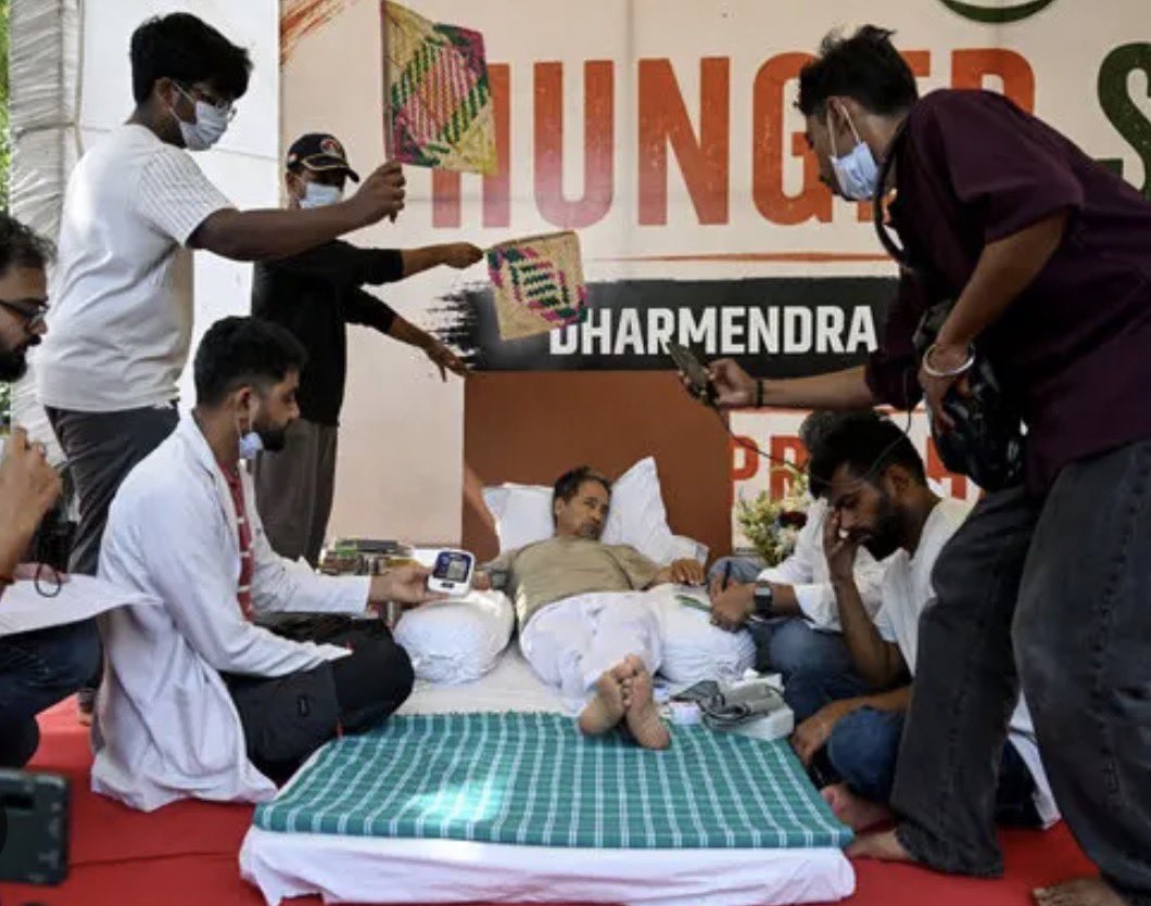 sanosamachar's tweet photo. India News: 59 year old Sonam Wangchuk who inspired 3 Idiots character Phunsukh Wangdu has not eaten for 20 days now and is demanding the resignation of Education Minister of India Mr.Dharmendra Pradhan over the medical exam paper leak which impacted lakhs of aspiring students. https://t.co/zXmMS0n6SF