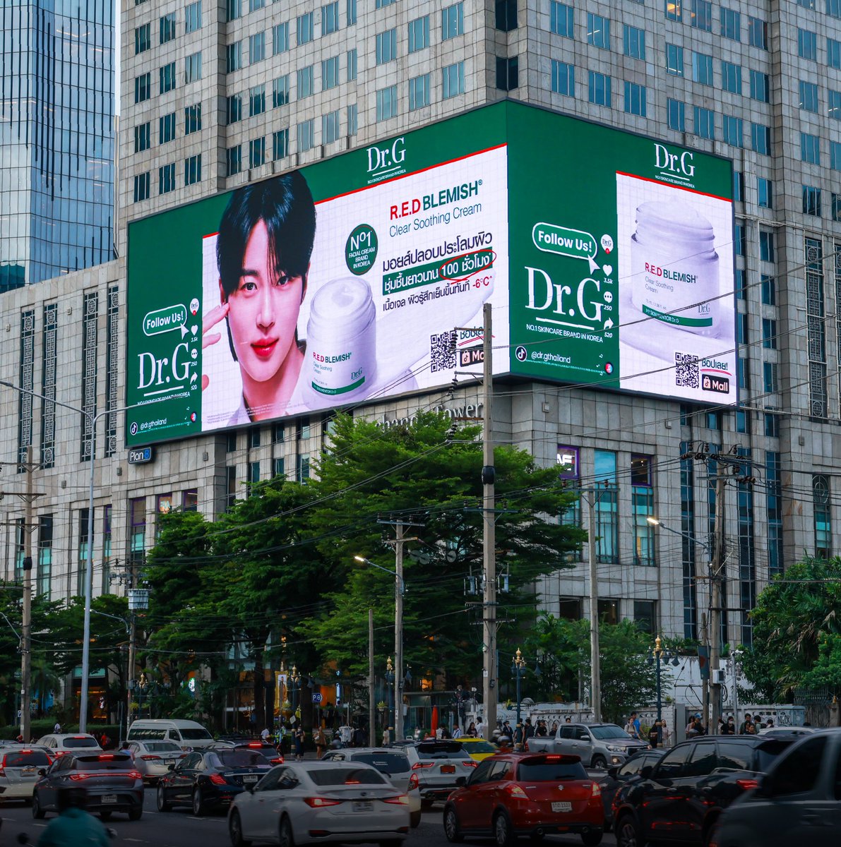 planbmedia_pcl's tweet photo. South Korean skincare brand Dr.G has unveiled its new Global Ambassador, Byeon Wooseok, on the massive Signature Max digital screens across Bangkok’s CBD. The campaign is catching the eyes of the public right in the heart of the city. 🤍

#DrG #ByeonWooseok #변우석 #PlanBMedia https://t.co/OxH1u2ejUm