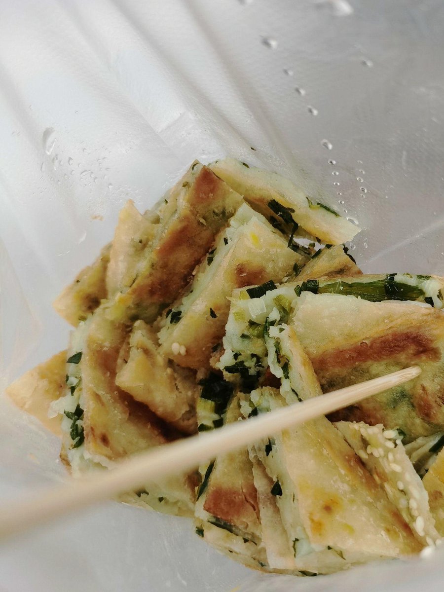 qqzec55416913's tweet photo. Craving warm crispy scallion pancakes from the street stall! Freshly fried, fragrant, and perfect for a quick on-the-go bite ， https://t.co/qQFhadGvjs