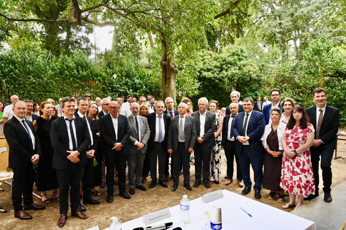 PhBaptiste's tweet photo. À Aix-en-Provence, signature des quatre nouveaux Contrats d’objectifs, de moyens et de performance (COMP) de la région académique Provence-Alpes-Côte d’Azur, aux côtés de la Région Provence-Alpes-Côte d’Azur, du recteur de la région académique, du recteur délégué à l’enseignement supérieur, à la recherche et à l’innovation, des présidents d’université et de l’ensemble des partenaires du territoire.

Après la Nouvelle-Aquitaine, cette nouvelle étape poursuit le déploiement des COMP sur l’ensemble du territoire.

Quatre universités, quatre modèles, une ambition commune : permettre à chaque établissement d’exprimer sa singularité au service de la réussite des étudiants et des territoires.

Cette dynamique s’accompagne d’un bonus contractuel de 13,35 M€ en 2026 pour accompagner les stratégies portées par les établissements.