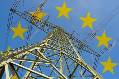 f_philippot's tweet photo. Scandaleux ! ⤵️

Alors que le nucléaire et l’hydroélectricité devraient offrir aux Français l’électricité la moins chère du monde, les tarifs vont encore augmenter de 2,5% le 1er août !
(cf : https://t.co/ZHgVBn0ZGJ)

20 millions de foyers concernés.

- Tout ça parce que nous sommes dans l’UE, et donc dans l’absurde marché européen de l’électricité qui nous aligne sur l’Allemagne

- Tout ça parce qu’EDF a des surcoûts liés aux « enquêtes » de la Commission européenne sur son nouveau programme nucléaire

- Tout ça parce que la Caste au pouvoir trahit la France…

➡️ Sortons de ce marché idiot, sortons de l’UE et divisons par 2 les tarifs !