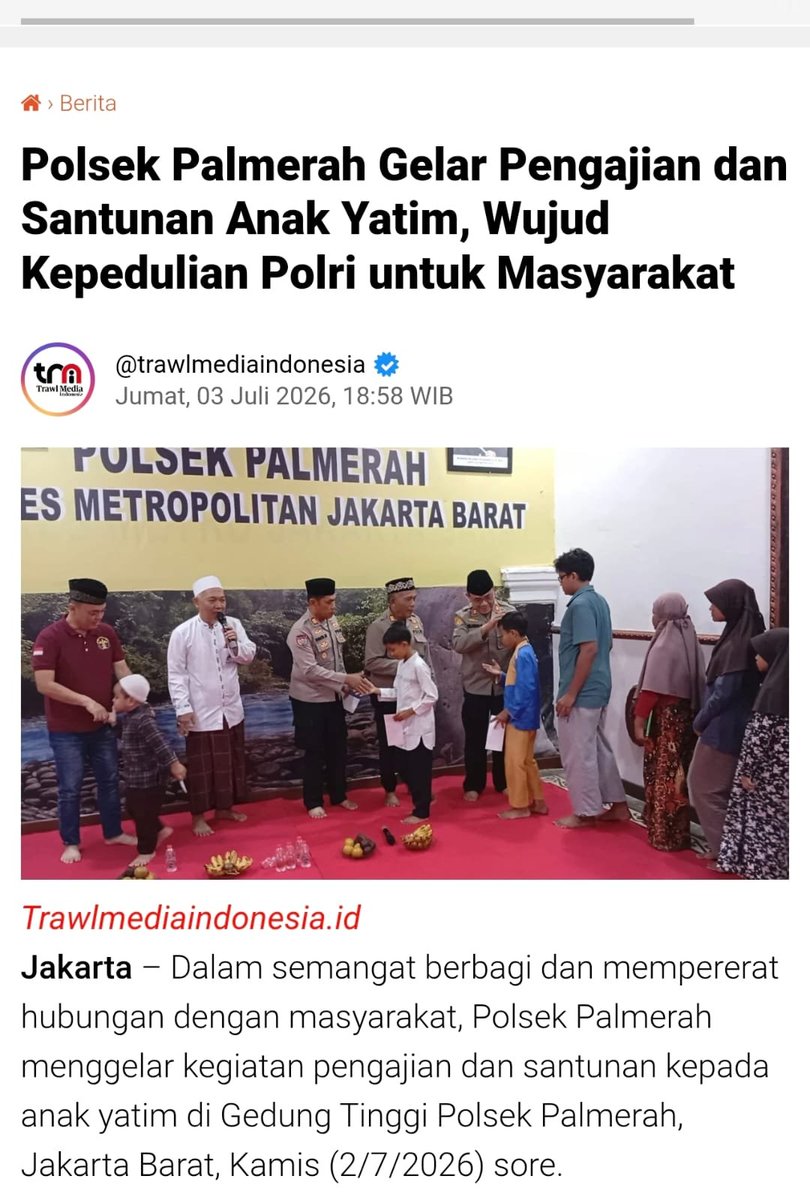 leoluov's tweet photo. anggota Polri turut membagikan makanan gratis kpd para pengendara &amp; pekerja jalanan. Kehadiran polisi tetapi dalam berbagi kepedulian sbg wujud Mengabdi Menjalankan Tugas #PeduliMelayaniIndonesia https://t.co/dSQIWmzQl8