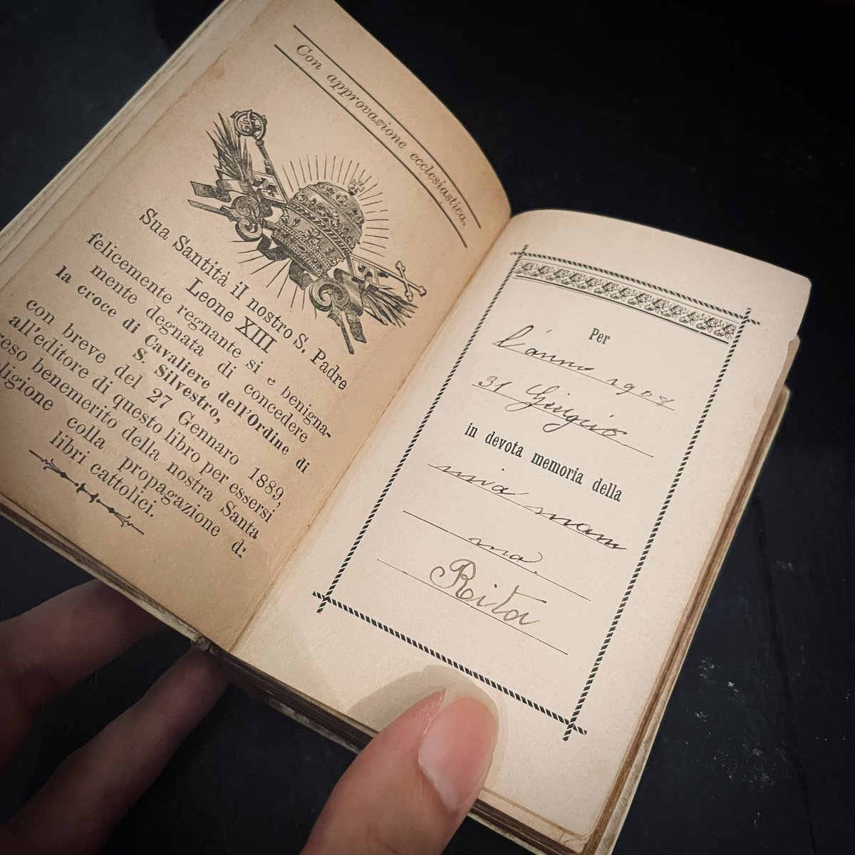 LECURIOarts's tweet photo. 白いゴシック装丁の祈祷書
19世紀　イタリア
象牙色のエンボスが施されたイタリア語の祈祷書です。19世紀後半に象牙のかわりにセルロイドが発明されると、このような象牙色の美しい祈祷書が20世紀初頭まで出版されますが、ここまでの凹凸ありのデザインは珍しく、初めて見ました。
LECURIO営業中です。 https://t.co/RTa4oW3jy4