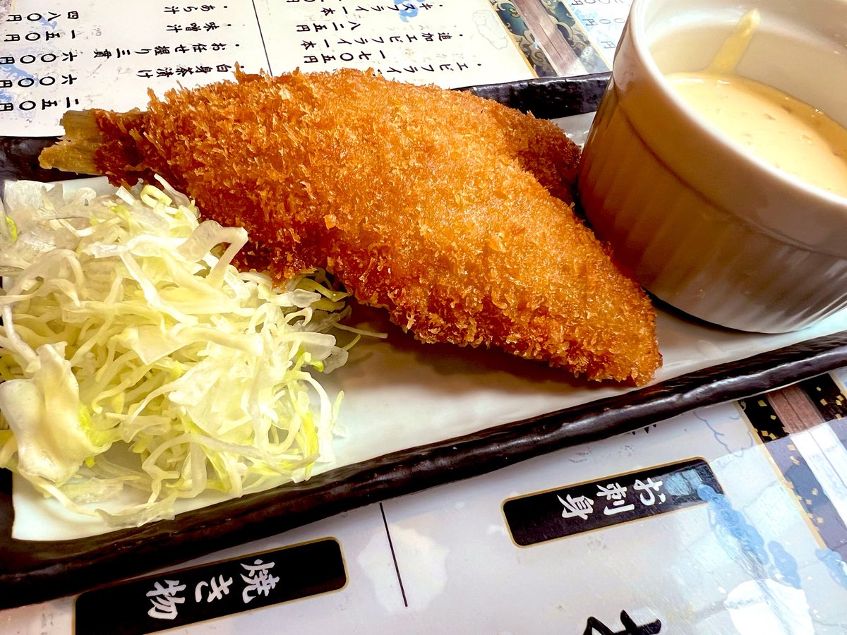 yellow_pleo's tweet photo. お昼に近く通ったので海鮮丼ランチ。お刺身はおいしくてしらすも入ってるし、ちょこんと箸休め的な冷やしにゅうめんがうれしい☺️
味噌汁はグレードアップしてあら煮に変更。でかいのが2切れも入ってた🐟

勢いでキスフライまで追加してしまった…食べ過ぎ？だけど大満足😋

#まるは食堂柳橋はなれ https://t.co/0DL9dev6s8
