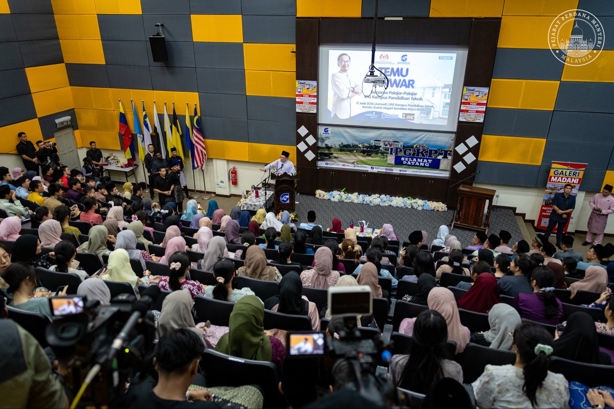 anwaribrahim's tweet photo. Asas kepimpinan bermula dengan sikap untuk tidak cepat berpuas hati dengan pencapaian sendiri. Inilah semangat itqan fil ’amal yakni menyempurnakan setiap amanah dan pekerjaan sebaik mungkin, sambil terus memperbaiki diri dalam ilmu, akhlak, ibadah, pendekatan mengajar dan mutu kerja.

Seorang pendidik bukan sekadar menyampaikan ilmu, tetapi menjadi teladan yang sentiasa bersedia belajar, menerima perubahan dan meningkatkan kualiti diri.

Dalam dunia yang berkembang pesat dengan kemajuan digital, kecerdasan buatan (AI) dan peralihan tenaga, guru serta bakal pemimpin perlu berani berinovasi, menguasai kemahiran baharu dan menyesuaikan pedagogi dengan tuntutan semasa.

Pandangan ini saya kongsikan dalam sesi dialog Temu Anwar Bersama Pelajar IPG Kampus Pendidikan Teknik Nilai hari ini, dan menzahirkan keyakinan generasi muda memiliki potensi besar untuk memimpin perubahan, namun potensi itu hanya akan dapat direalisasikan melalui penguasaan ilmu dan kemahiran, kerjasama erat dengan industri serta semangat yang tidak pernah luntur untuk terus mengejar kecemerlangan.

#MalaysiaMADANI #MADANIBekerja #YakinMADANI