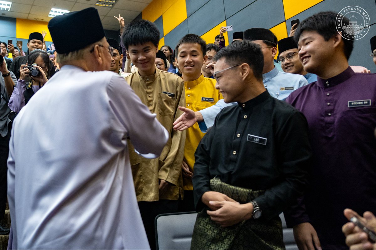 anwaribrahim's tweet photo. Asas kepimpinan bermula dengan sikap untuk tidak cepat berpuas hati dengan pencapaian sendiri. Inilah semangat itqan fil ’amal yakni menyempurnakan setiap amanah dan pekerjaan sebaik mungkin, sambil terus memperbaiki diri dalam ilmu, akhlak, ibadah, pendekatan mengajar dan mutu kerja.

Seorang pendidik bukan sekadar menyampaikan ilmu, tetapi menjadi teladan yang sentiasa bersedia belajar, menerima perubahan dan meningkatkan kualiti diri.

Dalam dunia yang berkembang pesat dengan kemajuan digital, kecerdasan buatan (AI) dan peralihan tenaga, guru serta bakal pemimpin perlu berani berinovasi, menguasai kemahiran baharu dan menyesuaikan pedagogi dengan tuntutan semasa.

Pandangan ini saya kongsikan dalam sesi dialog Temu Anwar Bersama Pelajar IPG Kampus Pendidikan Teknik Nilai hari ini, dan menzahirkan keyakinan generasi muda memiliki potensi besar untuk memimpin perubahan, namun potensi itu hanya akan dapat direalisasikan melalui penguasaan ilmu dan kemahiran, kerjasama erat dengan industri serta semangat yang tidak pernah luntur untuk terus mengejar kecemerlangan.

#MalaysiaMADANI #MADANIBekerja #YakinMADANI