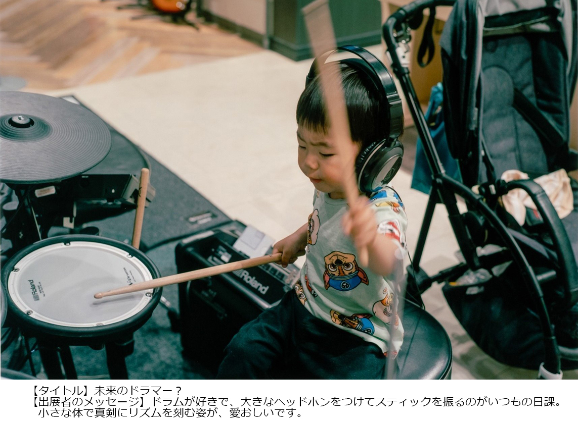 FujifilmJP_PR's tweet photo. 【7/18から、参加型写真展「“PHOTO IS”想いをつなぐ。あなたが主役の写真展2026」スタート！】
出展者全員の作品が希望した会場に必ず展示される参加型写真展「“PHOTO IS”想いをつなぐ。あなたが主役の写真展2026」が、7月18日（土）から始まります！　東京・仙台・大阪会場に加えて、オンライン展示サイトでもお楽しみいただけます。

今年で20回目を迎える本展は、全国から計32,598点の作品をご応募いただき、大切な人との旅行や外出先の写真、風景の写真など、様々なテーマの作品を展示します。

会場では、写真家によるトークショーや、instax“チェキ”・デジタルカメラ・プリントサービスなどの最新製品をお試しいただけるコーナー、空間演出用プロジェクターの新製品「FP-ZUH12000」を活用した幻想的な空間で写真を楽しめるコーナーをご用意！　スマホで撮った写真をその場でプリントできる体験や、特設スタジオでのプロカメラマンによる家族写真の撮影体験などを無料でお楽しみいただけるコーナーもあるんです。

作品展示で、トークショーで、体験コーナーで、ぜひ、写真の魅力をご体感ください。ご来場、お待ちしています！　→https://t.co/exdFd7THTV

【会場・開催期間】
東京会場（東京ミッドタウン）：7月18日（土）～7月23日（木）
仙台会場（仙台AER（アエル）・JR仙台イーストゲートビル ダテリウム）：8月21日（金）～8月23日（日）
大阪会場（グランフロント大阪）：9月19日（土）～9月22日（火）　※9月22日は国民の休日
オンライン展示サイト（公式WEBサイト）：9月25日（金）～12月20日（日）

#photois #Fujifilm