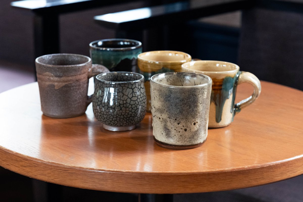achikochi_edit's tweet photo. 「スターバックス コーヒー 鹿児島仙巌園店」と「スターバックス コーヒー アミュプラザ鹿児島本館2階店」の2店舗で、薩摩焼のカップを期間限定で販売！

期間中は、荒木陶窯と龍門司焼企業組合の2つの窯元による薩摩焼のカップを、2店舗で入れ替えながら販売されます😊

https://t.co/70ZhvtgDm4 https://t.co/7dQb15CjCT