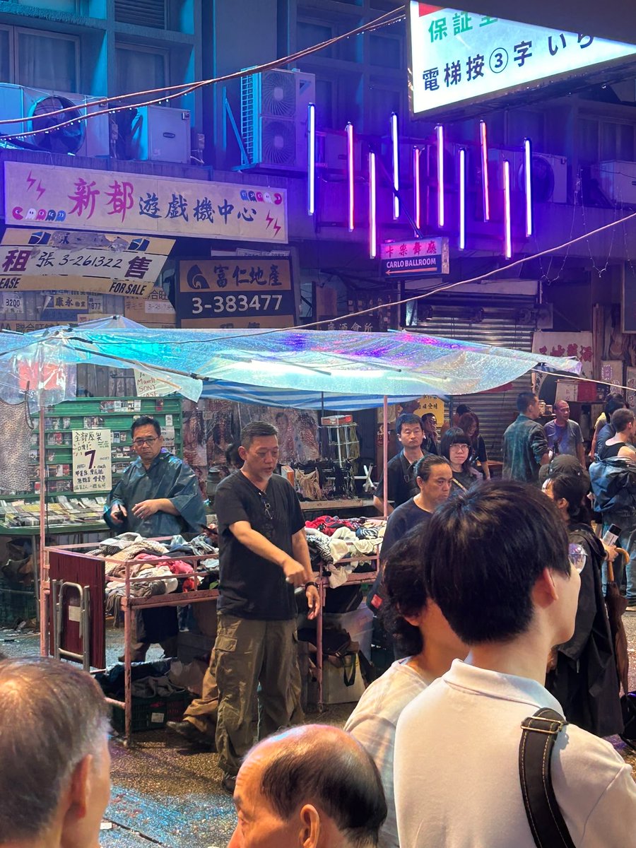 CarlottaFilms's tweet photo. Allez hop, encore une nuit à Hong Kong pour apparemment le dernier jour de tournage de la sequel de TWILIGHT OF THE WARRIORS (aka CITY OF DARKNESS). Pas mal d’action, de sang et un Soi Cheang impérial ! https://t.co/i3fgJ6B0Yr