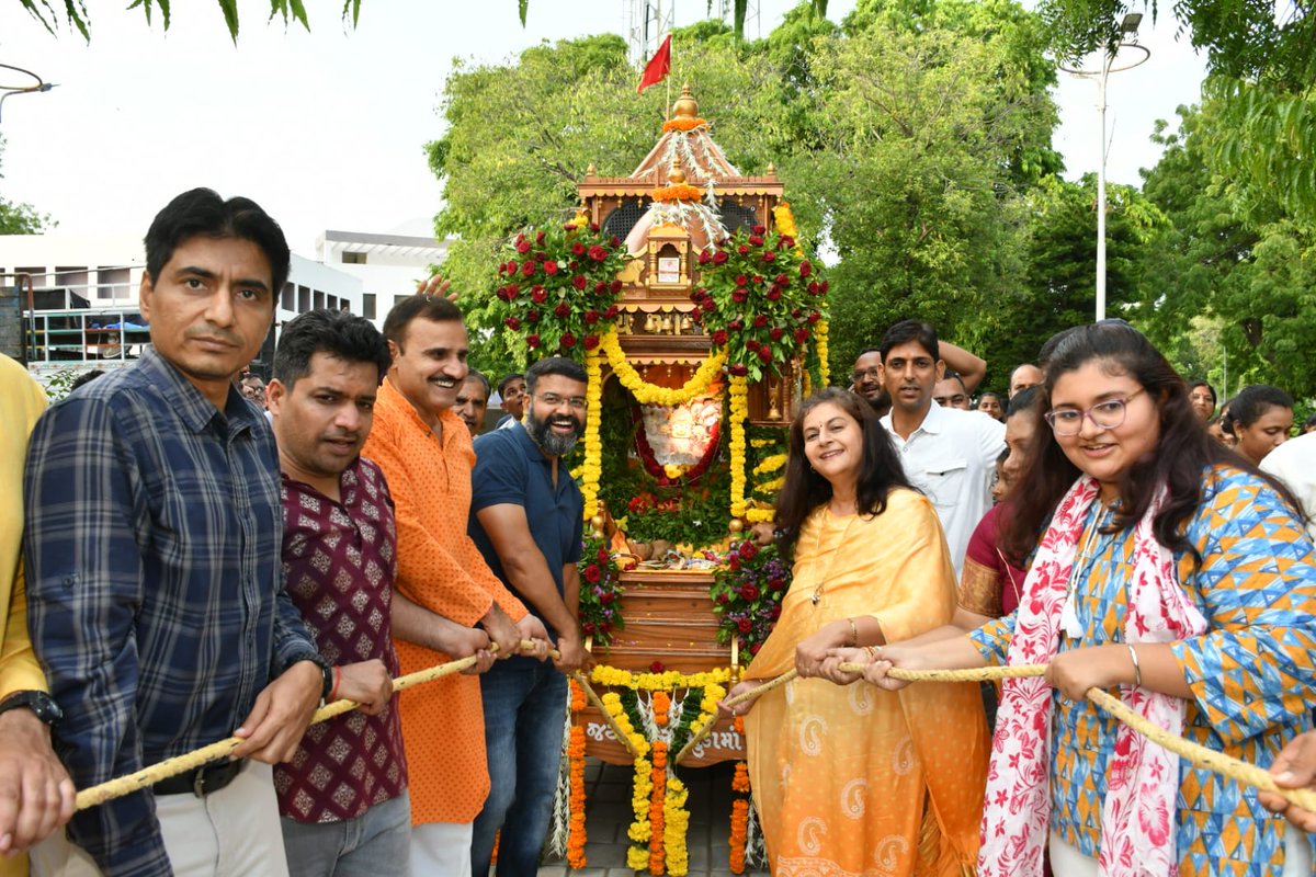 Upendra74102191's tweet photo. रथयात्रा के पावन अवसर पर इफको टाउनशिप में महाप्रभु श्री जगन्नाथ जी की दिव्य एवं भव्य रथयात्रा का आयोजन श्रद्धा, भक्ति और हर्षोल्लास के साथ संपन्न हुआ। इस पावन अवसर पर बड़ी संख्या में श्रद्धालुओं ने लेकर महाप्रभु के रथ को खींचने का सौभाग्य प्राप्त किया। जय जगन्नाथ!
@pksingh_iffco https://t.co/aA3NAKk2zz