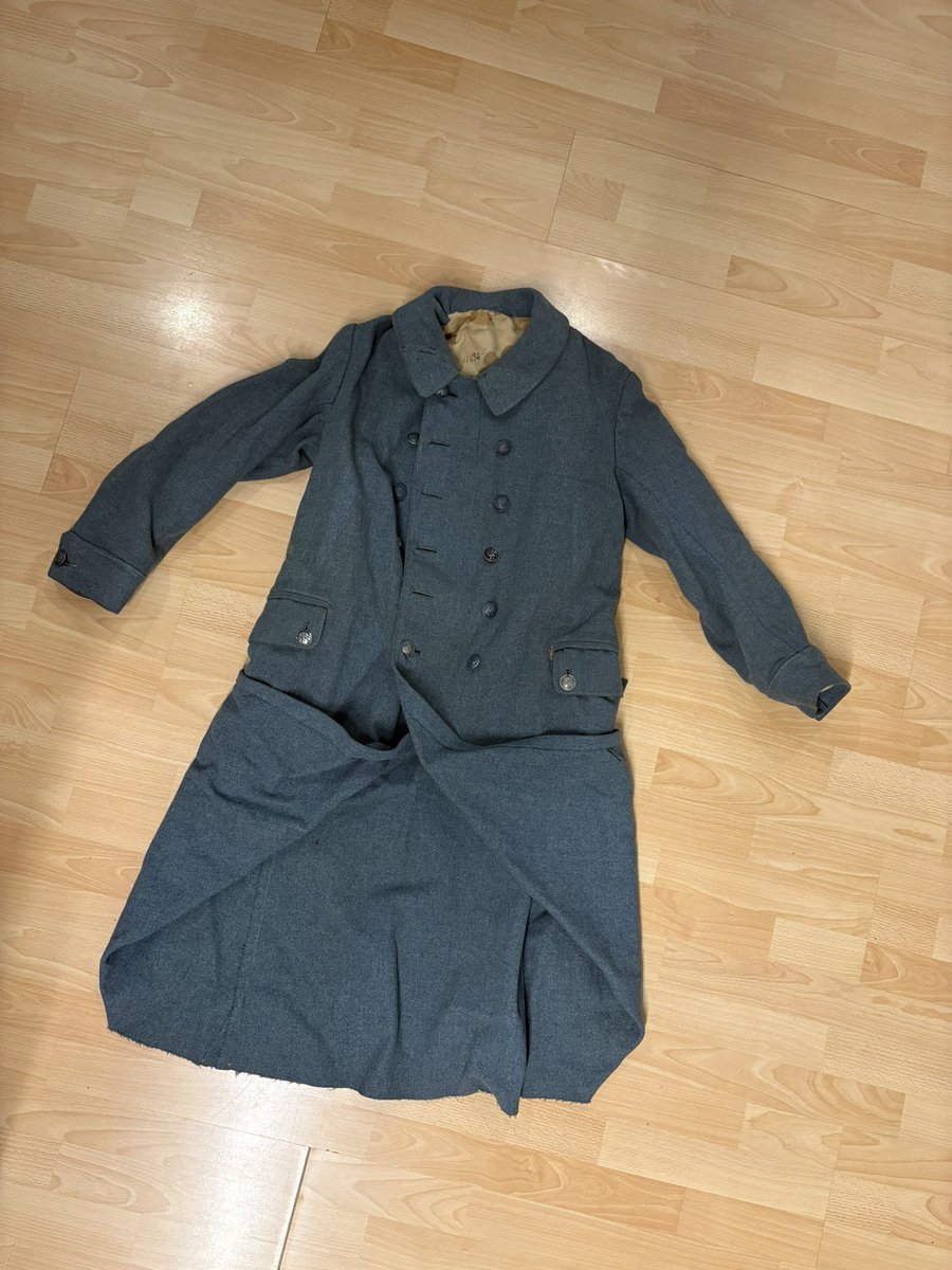 FealAtav's tweet photo. It’s with a heavy heart that I put for sale my original French WW1 coat Mle 15

Good condition but has seen some shit, several affectation stamps.

Needs a little care but nothing heavy 

Buttons are sadly post war replicas for cinemas/theater although a few original survived

I ship everywhere 

1500$ + shipping