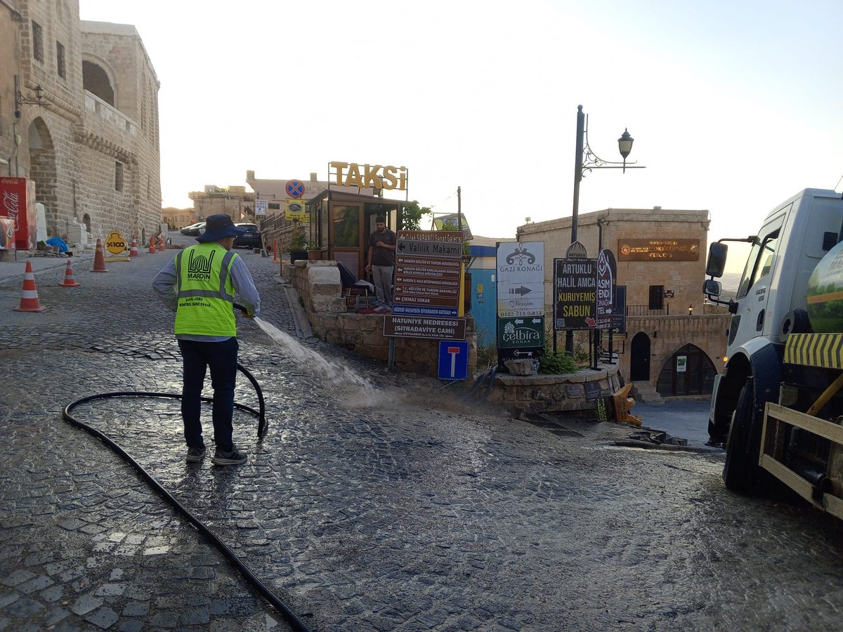 MardinBuyukshr's tweet photo. Mardin Büyükşehir Belediyesi olarak Artuklu İlçemiz Tarihi 1. Caddede köpüklü ve tazyikli suyla kapsamlı temizlik ve çevre düzenleme çalışmaları gerçekleştiriyoruz.

Cadde genelinde yol ve kaldırım yüzeyleri detaylı şekilde yıkanarak daha temiz ve sağlıklı bir ortam sağlandı. https://t.co/FmMmFvLkda