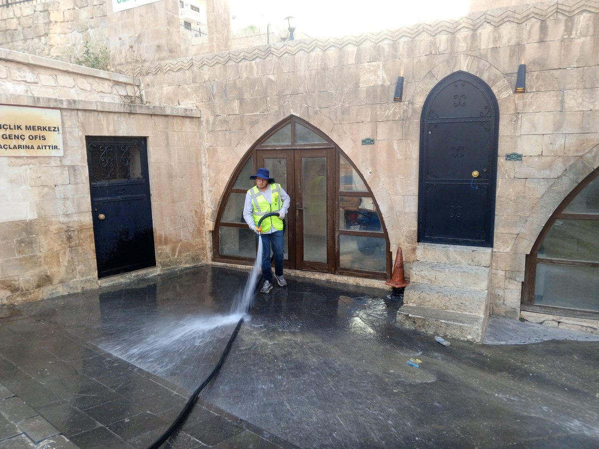 MardinBuyukshr's tweet photo. Mardin Büyükşehir Belediyesi olarak Artuklu İlçemiz Tarihi 1. Caddede köpüklü ve tazyikli suyla kapsamlı temizlik ve çevre düzenleme çalışmaları gerçekleştiriyoruz.

Cadde genelinde yol ve kaldırım yüzeyleri detaylı şekilde yıkanarak daha temiz ve sağlıklı bir ortam sağlandı. https://t.co/FmMmFvLkda