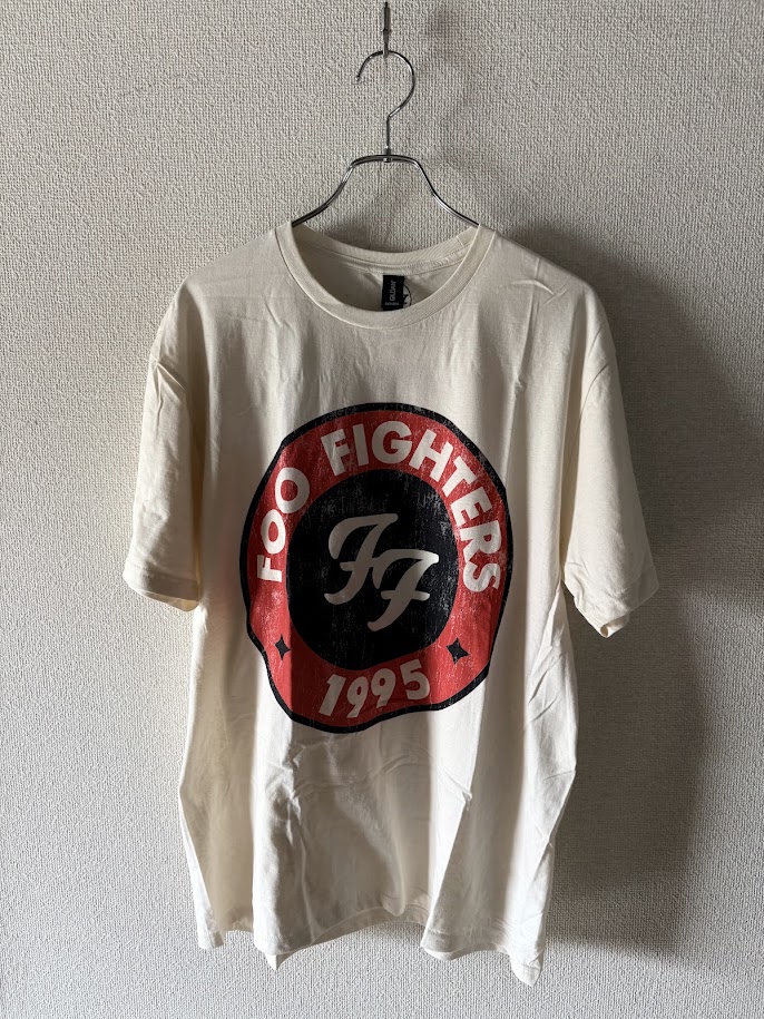 bellbottoms1972's tweet photo. 【now in stock】
2026年夏、新デザイン！
1995-2025年に発表されたアルバムタイトルのバックにプリント。フロントにはFFロゴを掠れ気味にデザイン。しかもREDがいい味を出してます
BODYカラーはNATURAL。
アメカジファンにはたまらない1枚🙌🙌🙌

#フーファイターズtシャツ

https://t.co/En5nEo073C https://t.co/vZrsAHrkUt