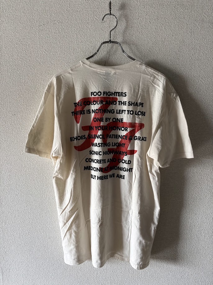 bellbottoms1972's tweet photo. 【now in stock】
2026年夏、新デザイン！
1995-2025年に発表されたアルバムタイトルのバックにプリント。フロントにはFFロゴを掠れ気味にデザイン。しかもREDがいい味を出してます
BODYカラーはNATURAL。
アメカジファンにはたまらない1枚🙌🙌🙌

#フーファイターズtシャツ

https://t.co/En5nEo073C https://t.co/vZrsAHrkUt