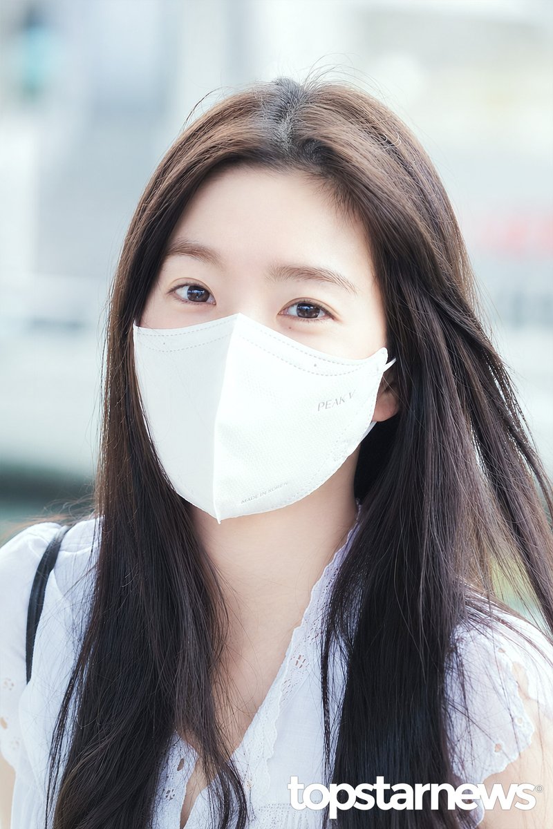 TSN_PHOTO's tweet photo. [HD포토] 레드벨벳 아이린, ‘청순 뽀송 열매’ (인천공항 출국) #아이린 #IRENE #레드벨벳 #RedVelvet #인천공항 #출국 #입국 #프리뷰 https://t.co/MtZo6ZPD4E <- Original Photo https://t.co/Wd8lIiv35k