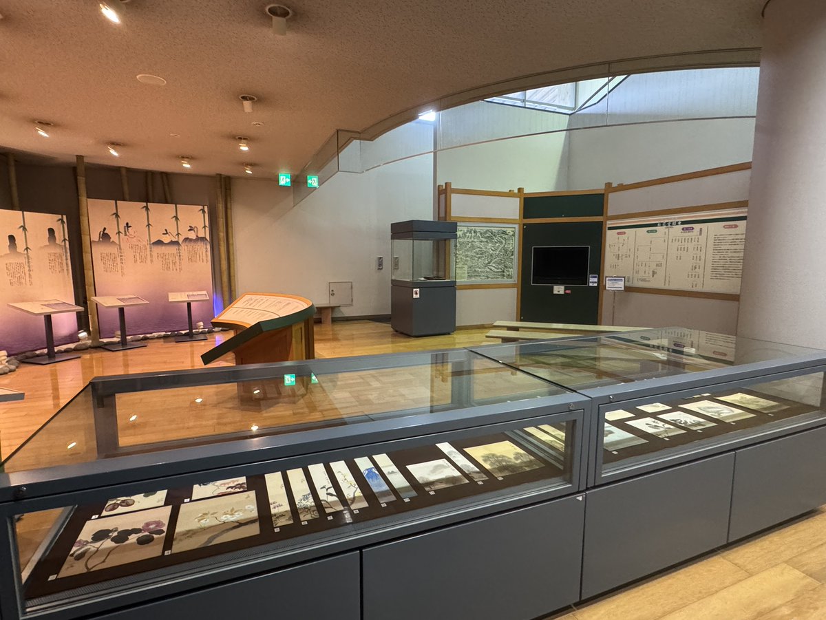 syojyo1582's tweet photo. ✨＼夏季の小展示ギャラリートークのお知らせ／✨
7月19日(日)ギャラリートークを開催いたします。予約は不要で参加いただけます。ぜひみなさまご来館ください✨
📅 7月19日（日）午後2時
📍美術館　地階展示ロビー
🎫無料(別途入館料が必要です)
詳しくは👉 https://t.co/9B9H6x8baf https://t.co/cFf8uHCYc4