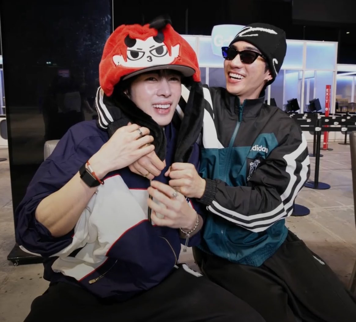 uuuunnnnn_'s tweet photo. แซนต้าหน้าใสกว่าอนาคตพี่อีก 🤣 https://t.co/WUxMYzAyiA