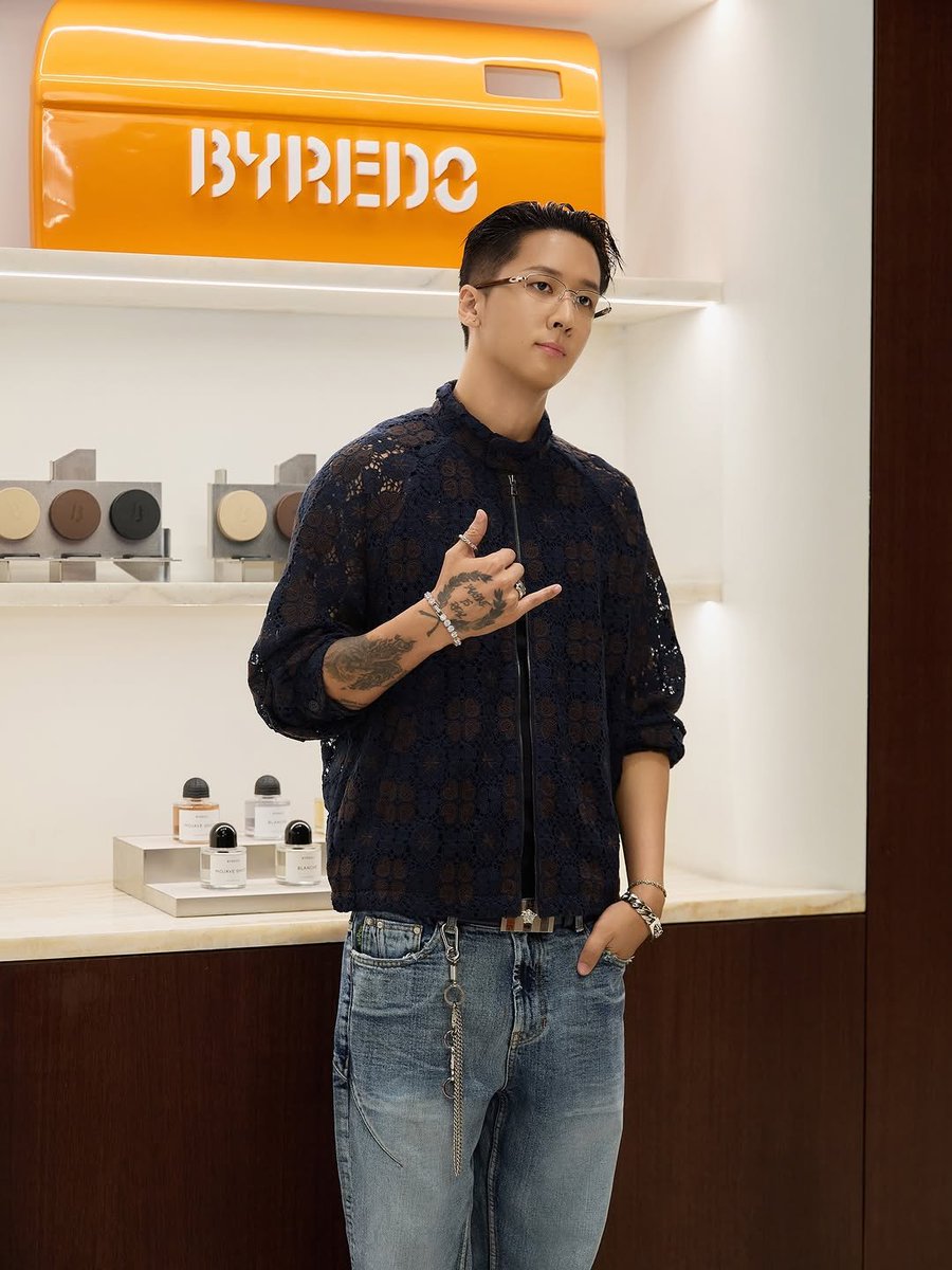 TheL1veSupport's tweet photo. RAVI asistió a evento para BYREDO en KithSeoul, acompañado con Bada Lee y Knucks.

(fotos en ig jaylim1)

#RAVI #BADA #KNUCKS
#BYREDO #KITHSEOUL #THEL1VE https://t.co/SQ60l9RFF5