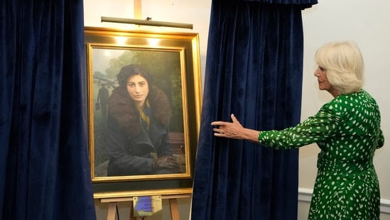 shrabanibasu_'s tweet photo. OTD in 1943, #SOE agent #NoorInayatKhan flew to France on her dangerous mission. She was posthumously awarded the #GeorgeCross. Her portrait was unveiled by #QueenCamilla at the #RAFClub. Read her story in my book #SpyPrincess. #WAAF #WWII @TheHistoryPress https://t.co/VhybenxPX7
