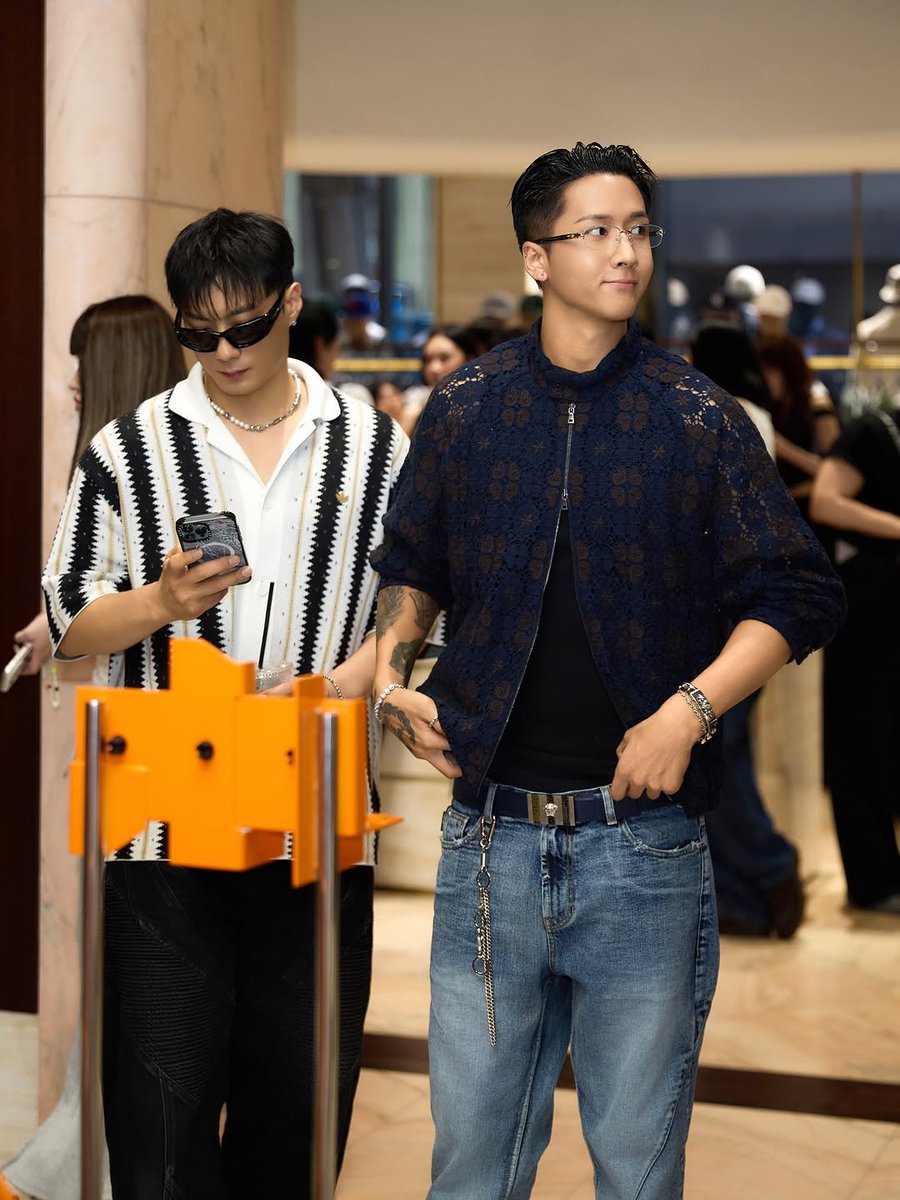 TheL1veSupport's tweet photo. RAVI asistió a evento para BYREDO en KithSeoul, acompañado con Bada Lee y Knucks.

(fotos en ig jaylim1)

#RAVI #BADA #KNUCKS
#BYREDO #KITHSEOUL #THEL1VE https://t.co/SQ60l9RFF5