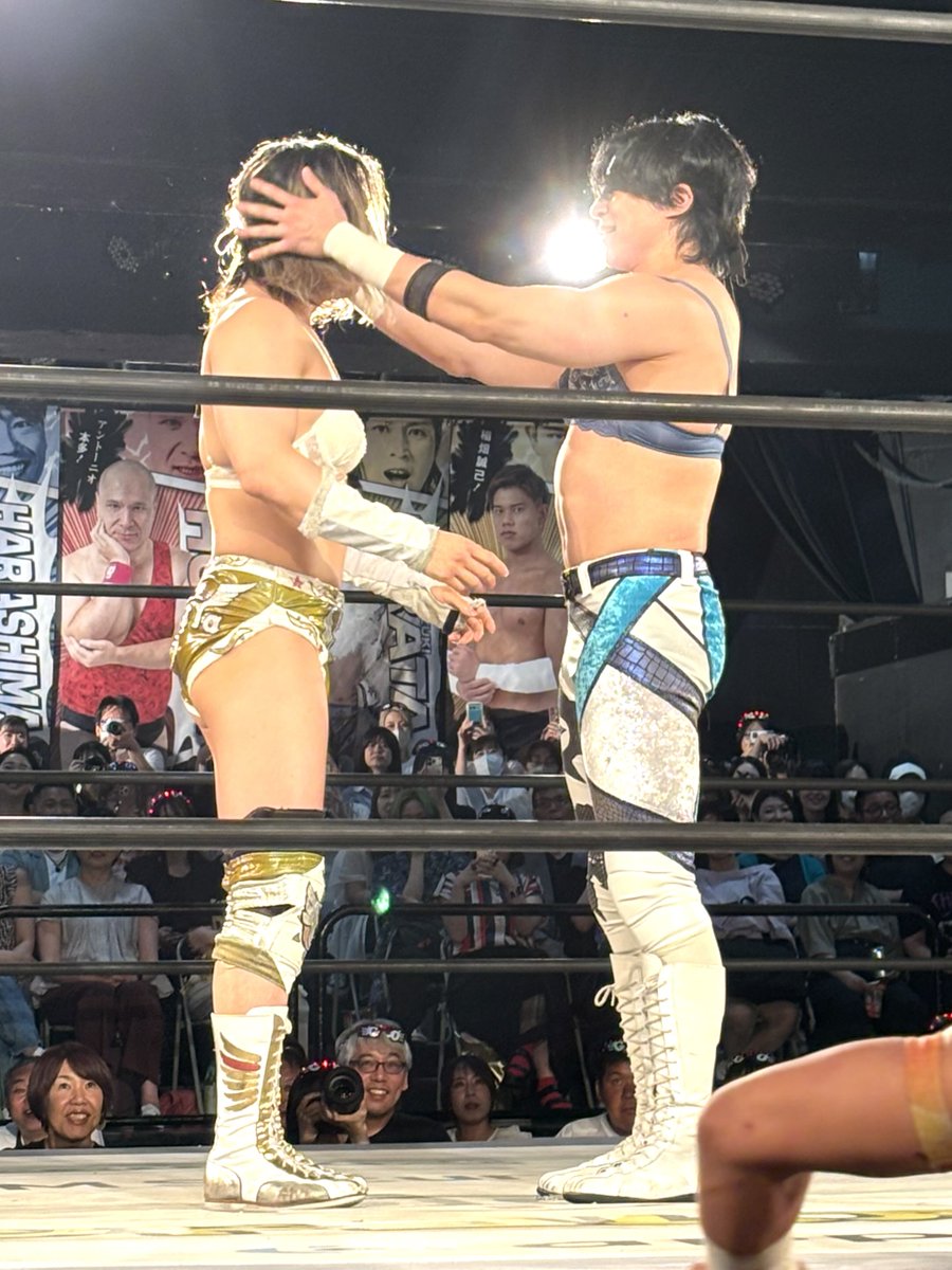 AzulvioleT_'s tweet photo. 目隠し乳隠しの最中、平田さんを見つけて嬉しそうな上野さん
全員コスチュームとキャラに合ったブラ着用してて素敵
2026.7.16 #ddtpro #平田一喜 #上野勇希 https://t.co/Wmb5JAi3zw